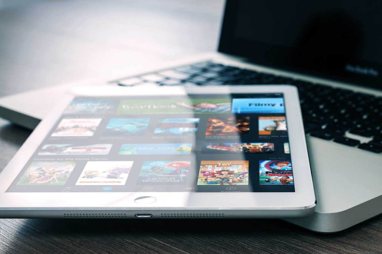 Kvinderudenfilter.dk redaktionen anbefaler dig at se disse serier på Netflix, Viaplay og HBO